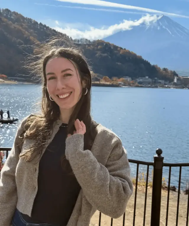 Marta op reis bij een meer met een berg op de achtergrond